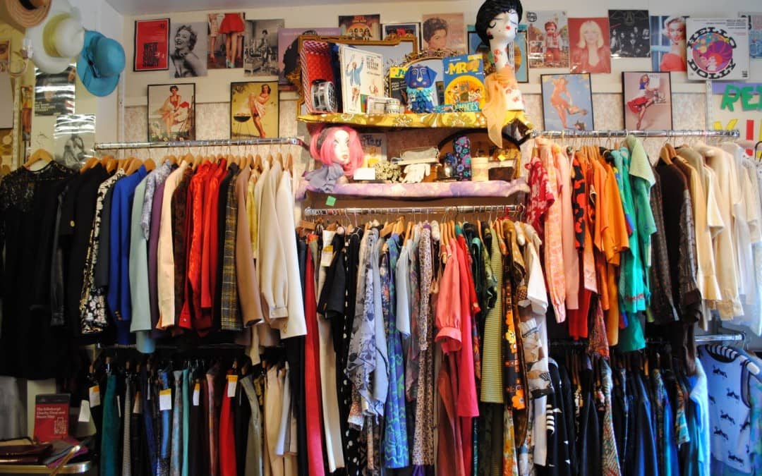 Volontariato in un negozio di beneficenza nel 2020: buono per il tuo inglese, il tuo CV e la tua comunità.