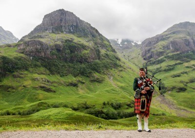 Scottish_Bagpiper_at_Glen_Coe,_Scotland_-_Diliff - wikipedia